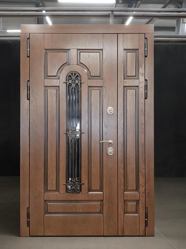 Дверь МДФ с кованой решеткой