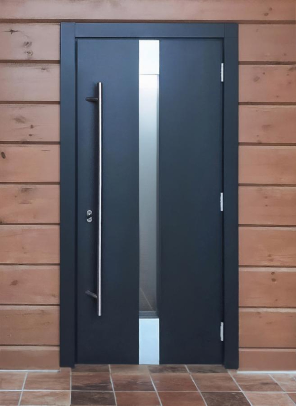 Уличная дверь с узким стеклом Уличная дверь с узким стеклом