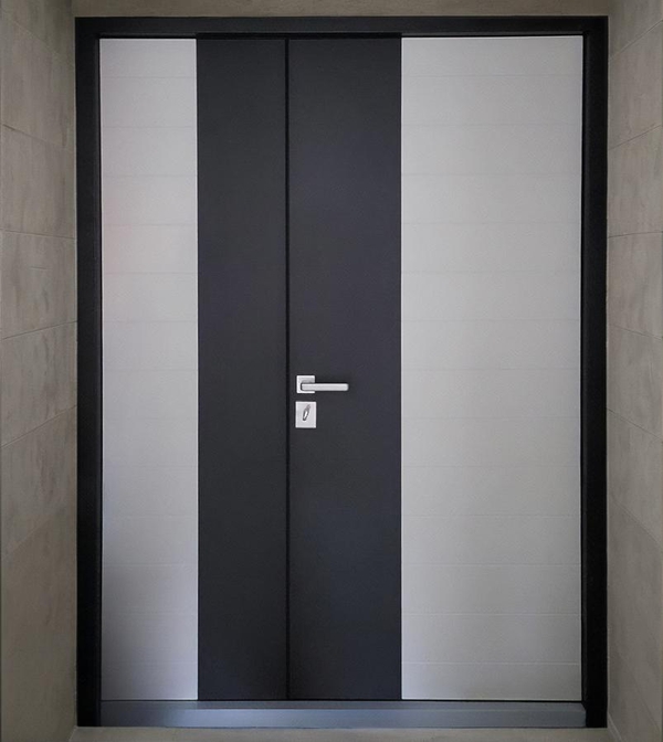 Двухцветная дверь, вид с улицы Двухцветная дверь, вид с улицы