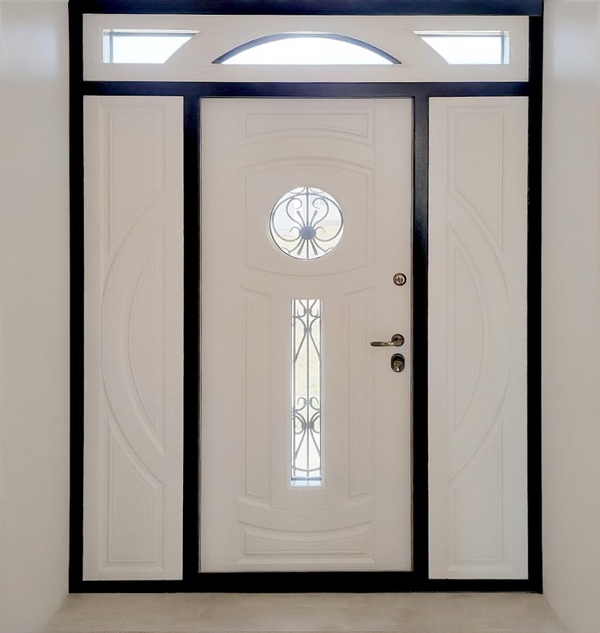 Нестандартная дверь со стеклами Нестандартная дверь со стеклами