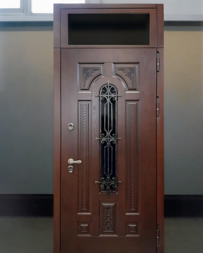 Со стеклом во фрамуге