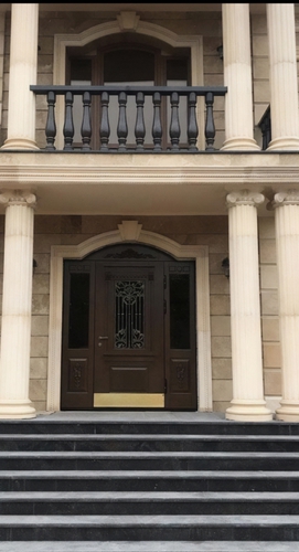 Парадная коттеджная дверь