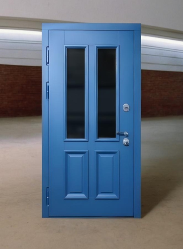 Синяя дверь с двумя окнами