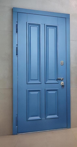 Дверь синего цвета
