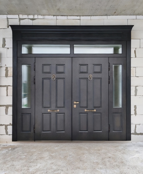 Парадная двупольная дверь с кнокерами Парадная двупольная дверь с кнокерами