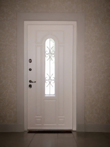 Белая с узким окном