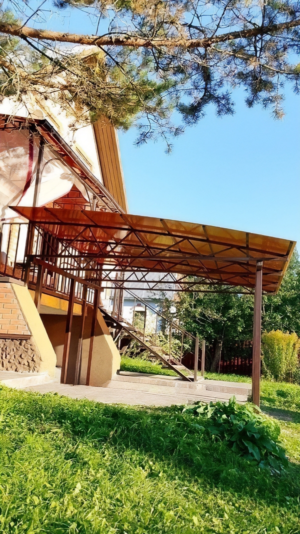 Навес для дачи полуарочной кровлей покрытой поликарбонатом