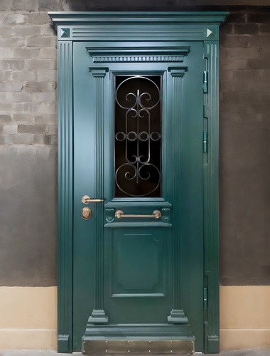 Зеленая дверь с ковкой и карнизом