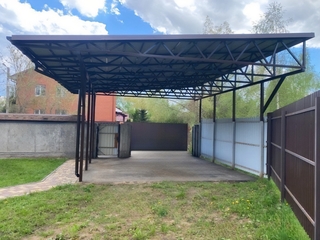 Навес односкатный с крышей из профнастила для стоянки авто