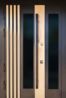 Входная термодверь с боковой остекленной вставкой и длинной ручкой (МДФ с реечным дизайном)