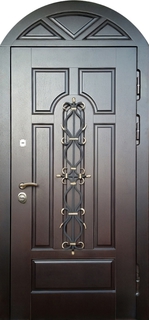 Арочная входная термодверь с плитами МДФ и кованым элементом